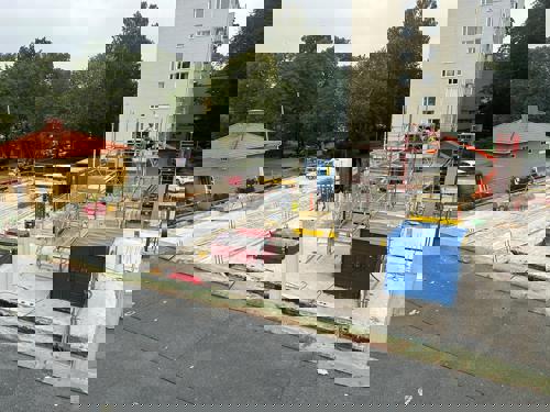 Toimisto-osan laatta valettu. Pilareiden muotti-, raudoitus- ja valutyöt käynnissä.