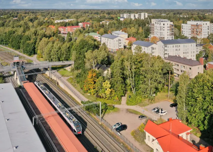Ilmakuva näkymä Helsigin Pitäjänmäen asemasta sekä Asunto Oy Helsingin Siveltimen kohteesta